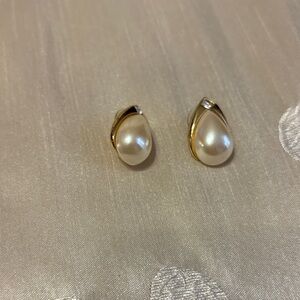 Source Unknown Pearl Teardrop Earrings - White and Gold